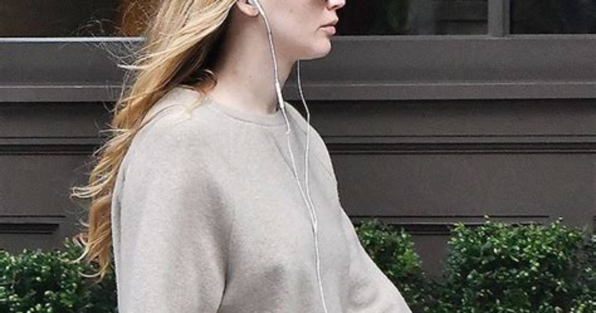 Jennifer Lawrence Covers Baby Bump with Beige Sweater – Photos – Hollywood Life