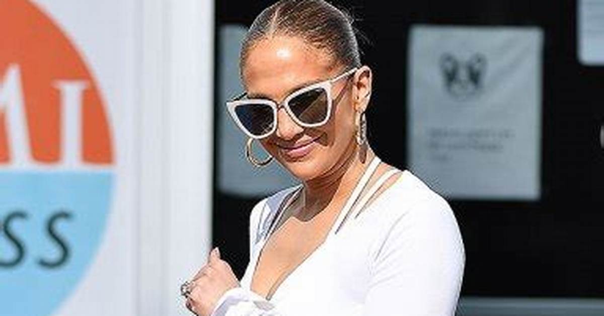 Jennifer Lopez Looks Flawless Prepping for Super Bowl Without Makeup – Hollywood Life