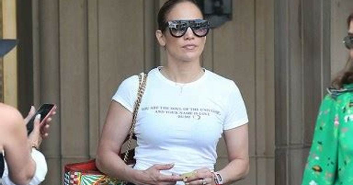 Jennifer Lopez’s Exact Pair of Stylish Sunglasses Are on Sale – Hollywood Life