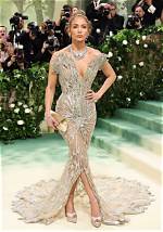 Jlo’s Latest Look Shows off This Perfect Summer-to-Fall Layering Piece