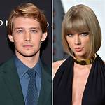 Joe Alwyn at Taylor Swift’s New Year’s Eve Party — See Fan Pic – Hollywood Life