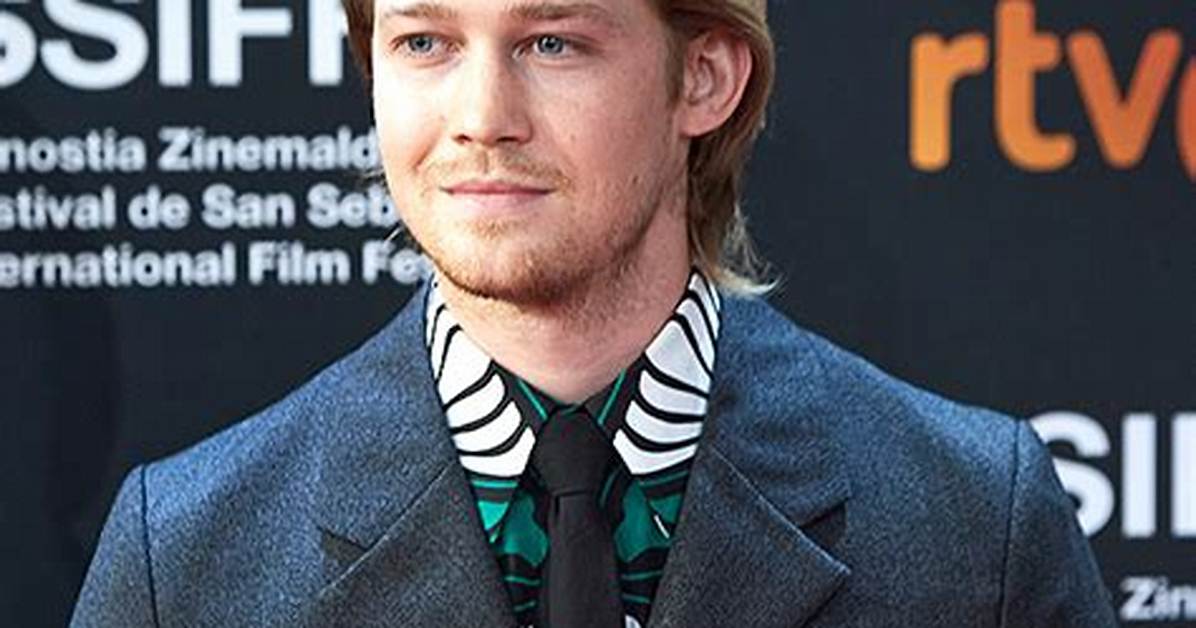 Joe Alwyn Reveals Long Hair at San Sebastian Film Festival — See Pic – Hollywood Life