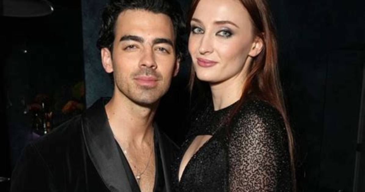 Joe Jonas & Sophie Turner Kiss While Wearing Matching Jerseys – Hollywood Life