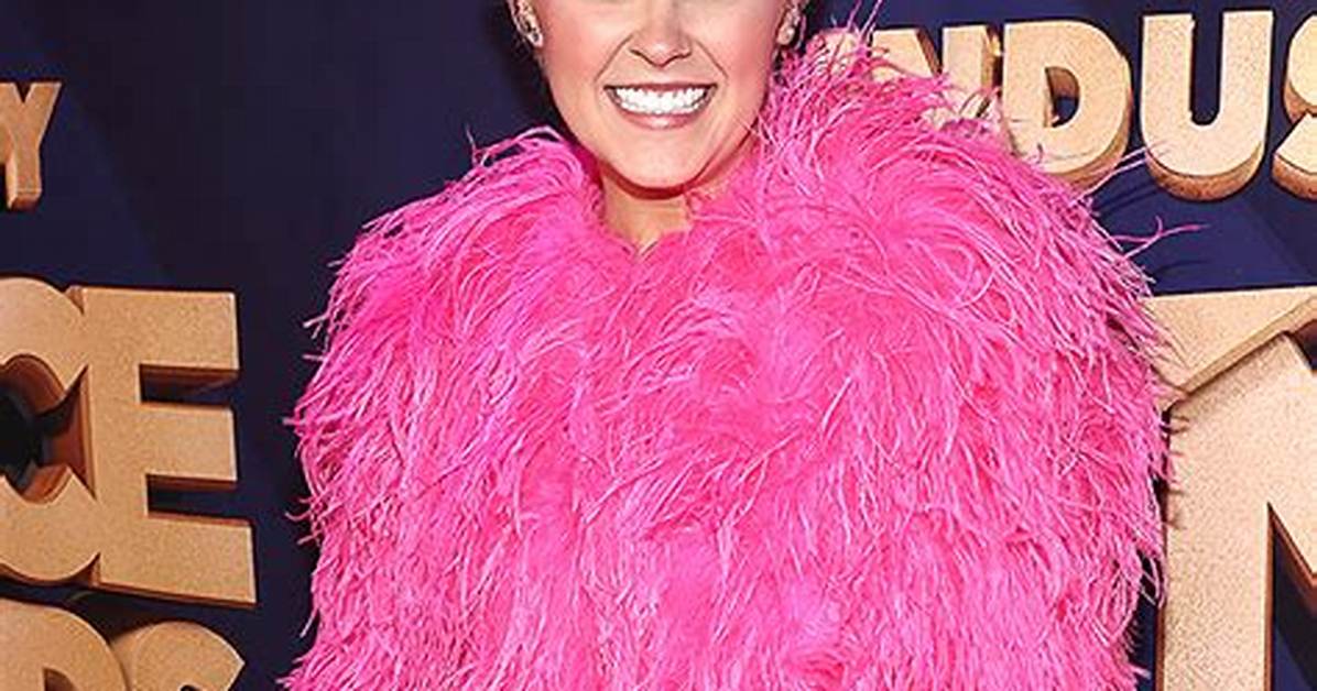 Jojo Siwa Debuts New Pink Hair & Reunites with Abby Lee Miller: Photo – Hollywood Life