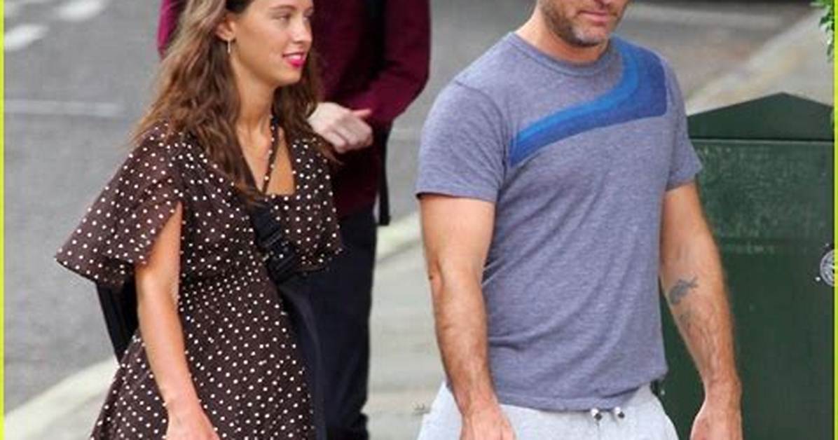 Jude Law’s Daughter Iris, 20, Bundles up During Rare Sighting at Grocery Store — Pic