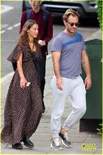 Jude Law’s Daughter Iris, 20, Bundles up During Rare Sighting at Grocery Store — Pic