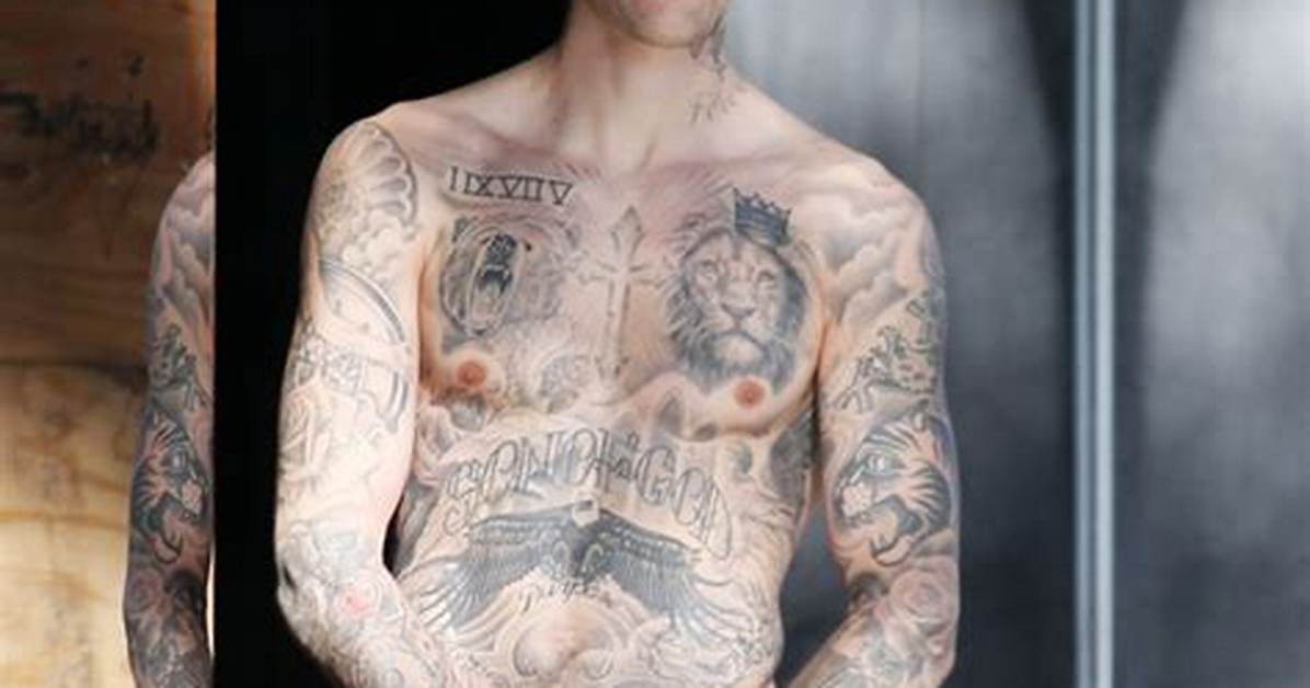 Justin Bieber Shows off Abs & Tattoos While Working out Shirtless