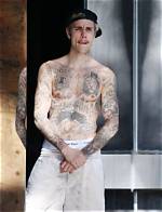 Justin Bieber Shows off Abs & Tattoos While Working out Shirtless