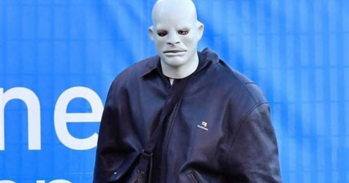 Kanye West Spotted Wearing Bizarre Face Mask in Italy: Photos – Hollywood Life