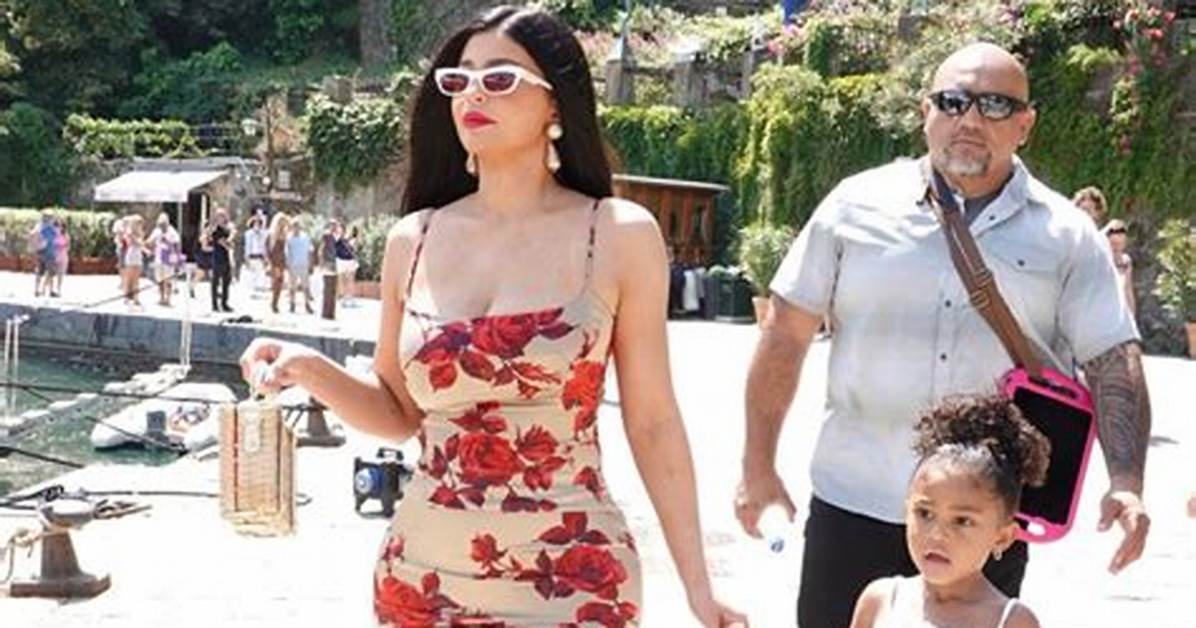 Kardashian-Jenner Sisters in Skintight Dresses: Photos – Hollywood Life