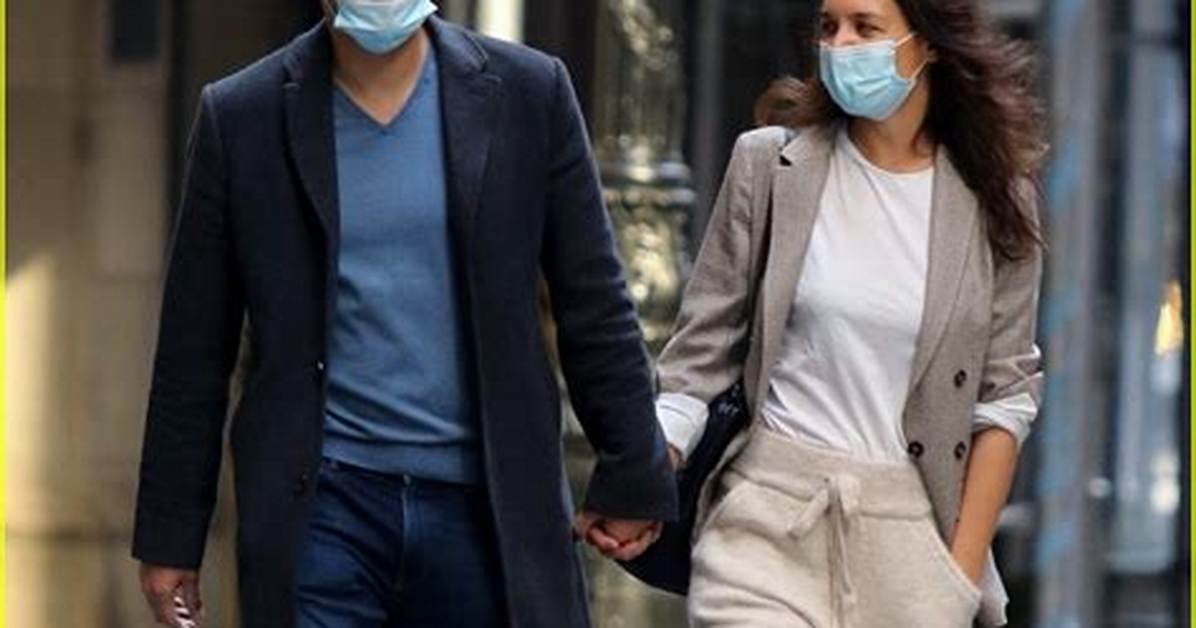 Katie Holmes & Emilio Vitolo Jr. Hold Hands in Nyc Before Cuddling on the Subway – See Pics