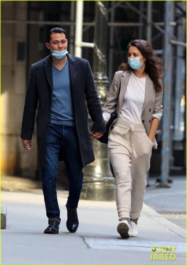 Katie Holmes & Emilio Vitolo Jr. Hold Hands in Nyc Before Cuddling on the Subway – See Pics
