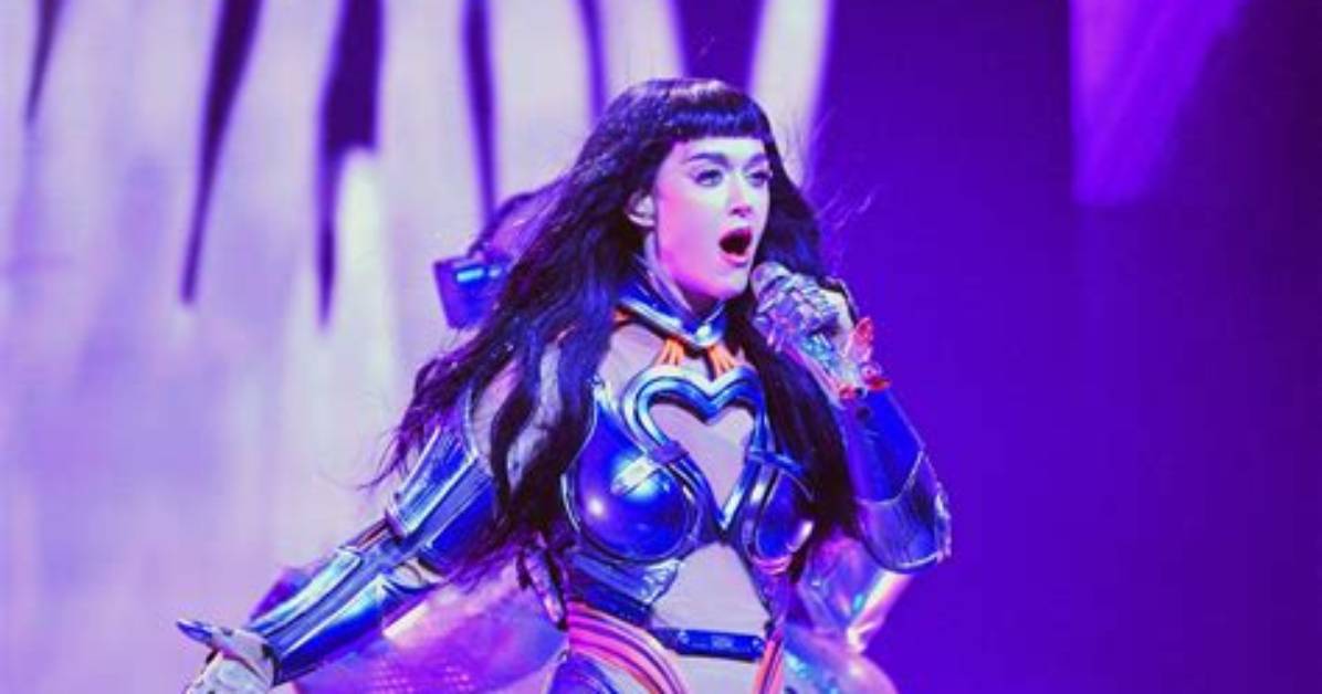 Katy Perry & Fans Urge Her to Keep Natural Curly Hair – Hollywood Life