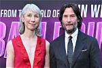 Keanu Reeves & Girlfriend Alexandra Grant Hold Hands at Jfk: Photos – Hollywood Life