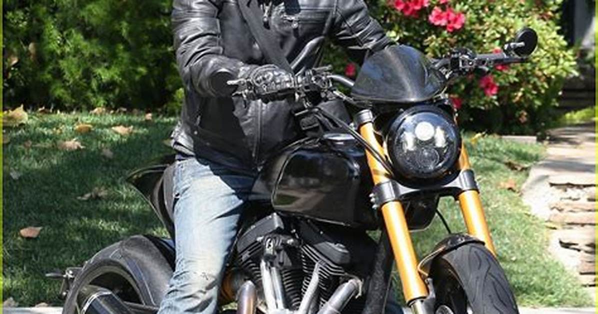 Keanu Reeves Goes for Motorcycle Ride in Los Angeles: Photos – Hollywood Life
