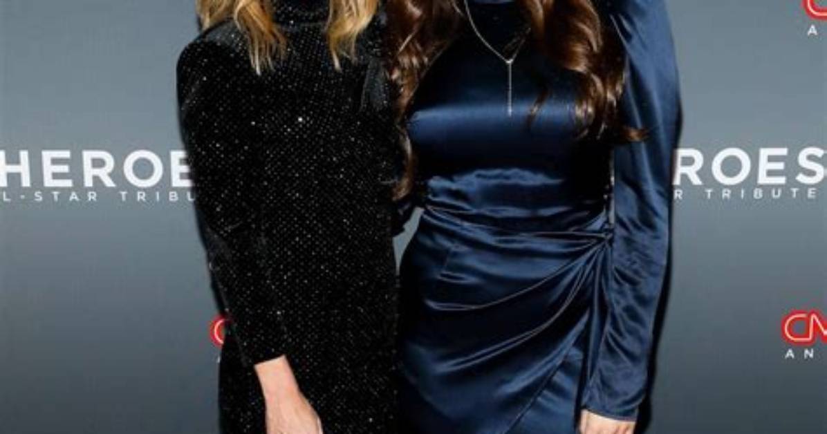 Kelly Ripa’s Daughter Lola Consuelos, 17, Stuns in Emerald Green Dress for High School Prom