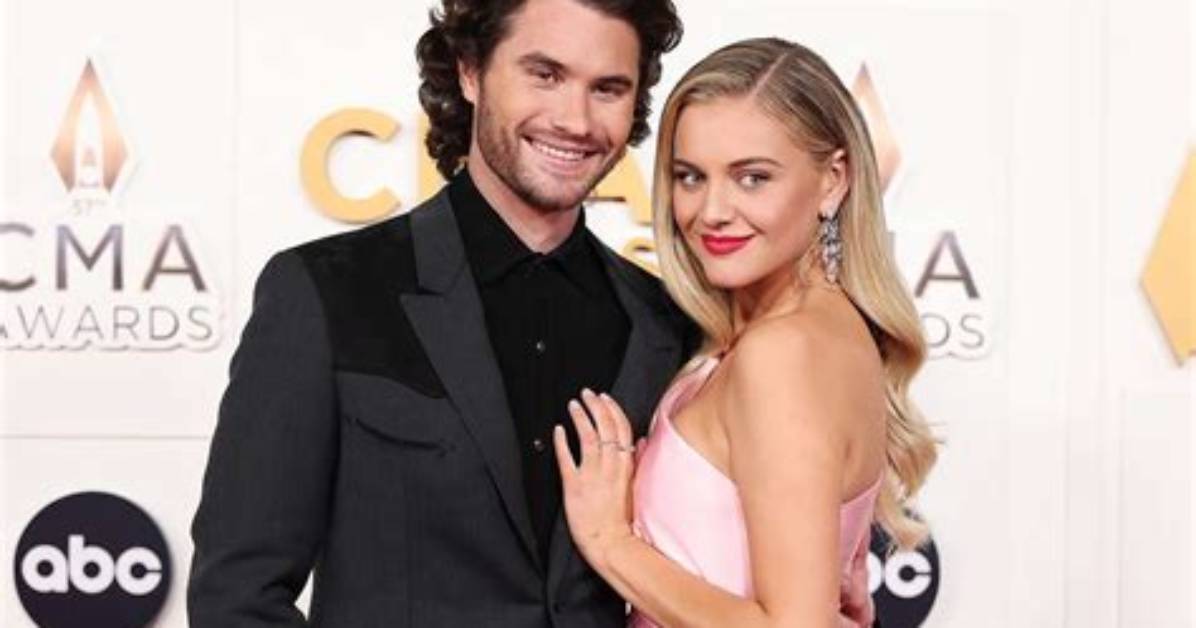 Kelsea Ballerini & Chase Stokes Hold Hands in New York: Photos – Hollywood Life