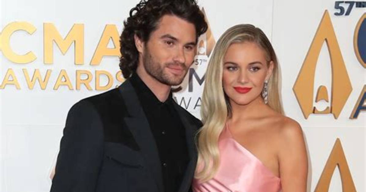 Kelsea Ballerini & Chase Stokes Wear Matching Pajamas in Holiday Pics – Hollywood Life