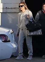 Khloe Kardashian Rocks Gray Sweatpants & Yeezy Sneakers: Photos – Hollywood Life