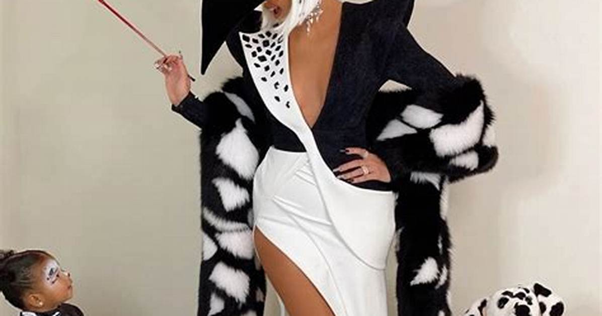Khloe Kardashian & True Dress as Cruella De Vil & a Dalmatian in Cute Mom/Daughter Costume