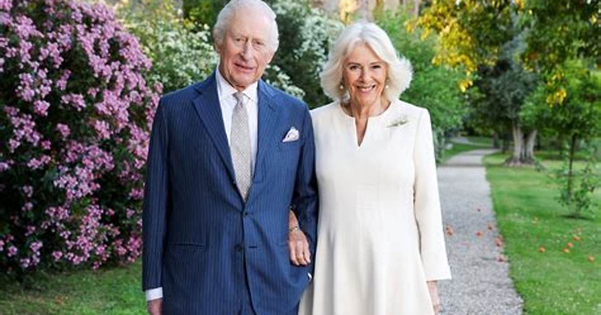 King Charles & Queen Camilla’s 1St Christmas Card: Photo – Hollywood Life