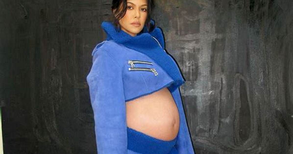 Kourtney Kardashian Shows Baby Bump in Blue Jacket & Skirt: Photos – Hollywood Life