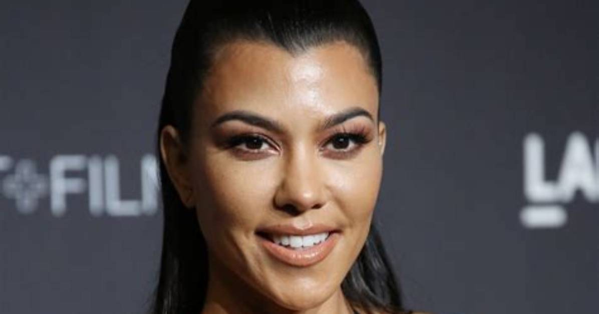 Kourtney Kardashian Shows Stretch Marks in Swimsuit Pic & Fans Love It – Hollywood Life