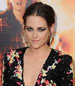 Kristen Stewart’s Dark Eyeliner & Long Lashes on ‘Jimmy Fallon’