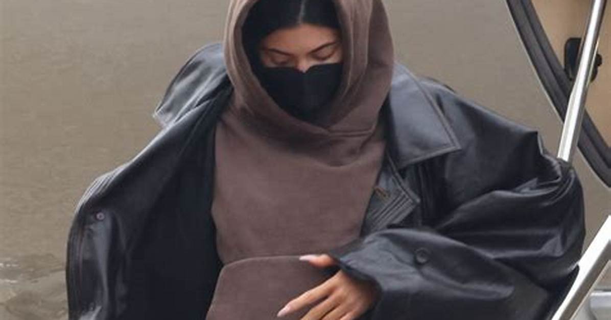 Kylie Jenner Arrives Home After Paris Trip to Adorable Message from Stormi, 2: ‘Welcome Home Mommy’