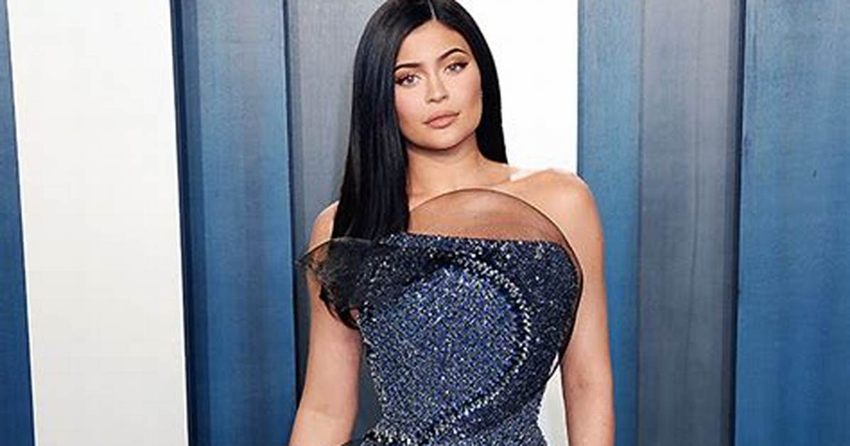 Kylie Jenner Shows off Her Curves & Straightened Honey Blonde Hair in Sexy New Pic