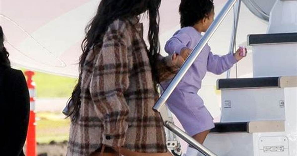 Kylie Jenner & Stormi Board Her Private Plane for Palm Springs – Hollywood Life