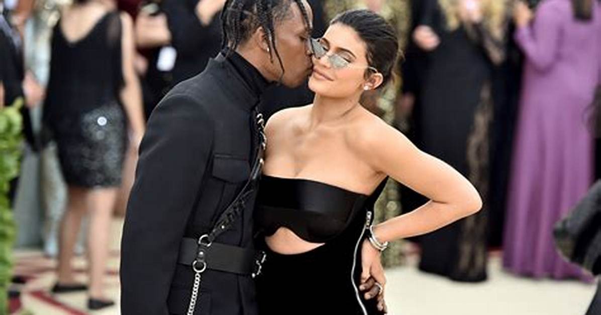 Kylie Jenner & Travis Scott Go on a Romantic Dinner for Two in Capri While Packing on Pda