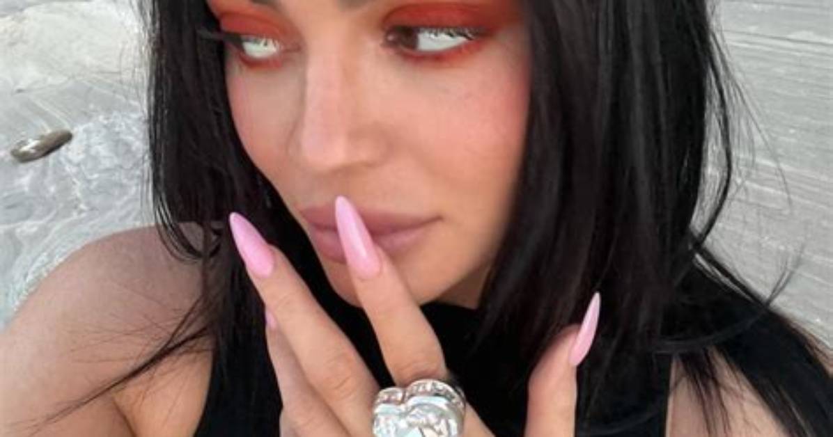 Kylie Jenner Wears Cartier Engagement Ring: Watch – Hollywood Life