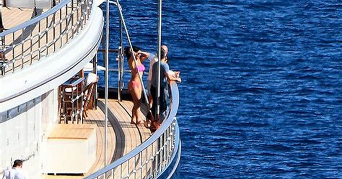 Lauren Sanchez Rocks Pink Bikini with Jeff Bezos on Superyacht: Photos – Hollywood Life