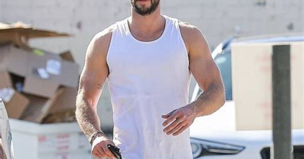 Liam Hemsworth Flaunts His Arms in Black T-Shirt While out on a Date – Hollywood Life
