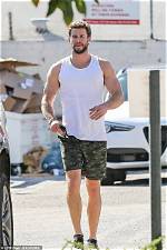 Liam Hemsworth Flaunts His Arms in Black T-Shirt While out on a Date – Hollywood Life