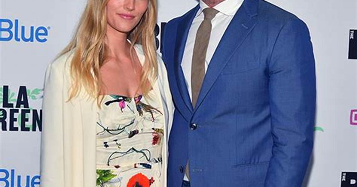 Liev Schreiber & Gf Taylor Neisen Reportedly Expecting 1St Baby – Hollywood Life