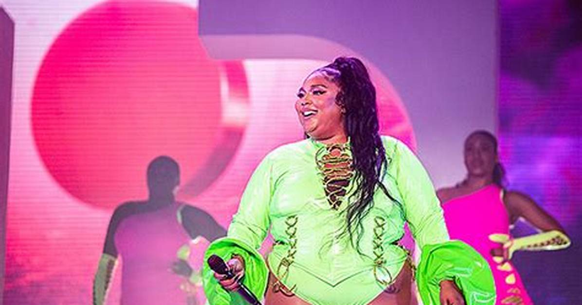 Lizzo Is Unapologetically Embracing Her ‘Hot Body’ & Says She Loves ‘Being Fat’