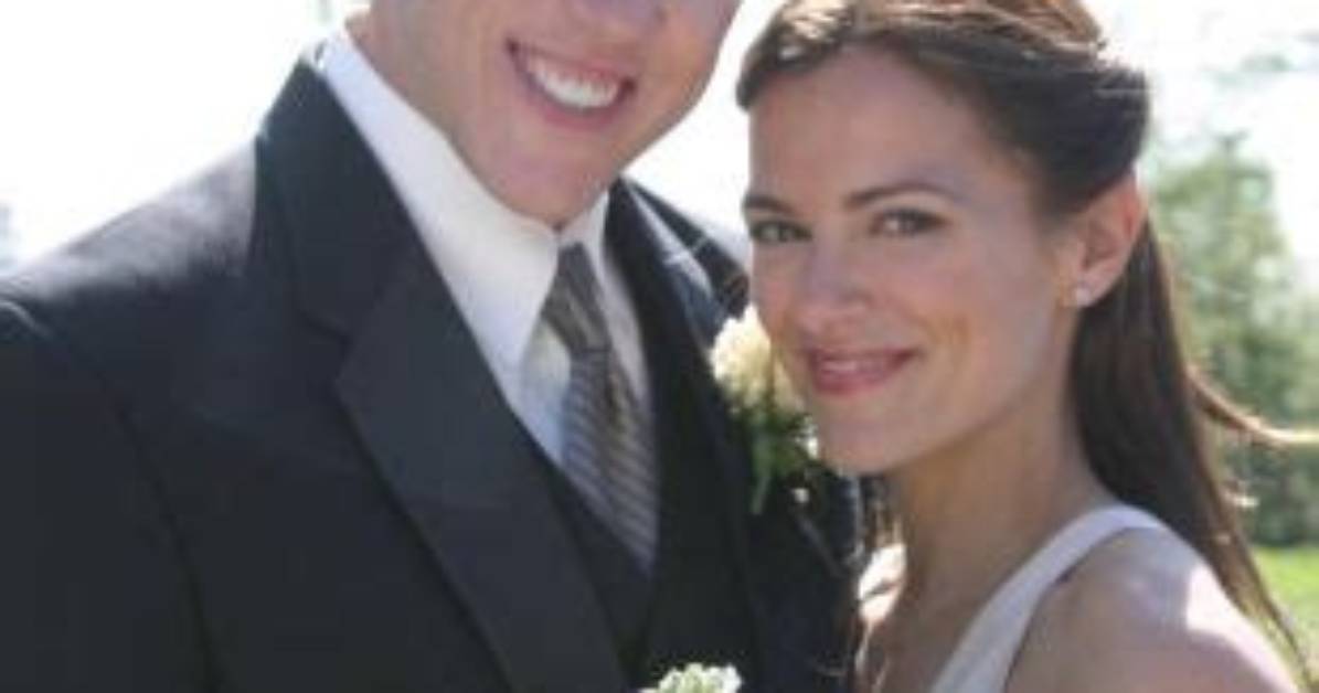 Lochlyn Munro: Wife, Net Worth, Tattoos, Smoking & Body Facts