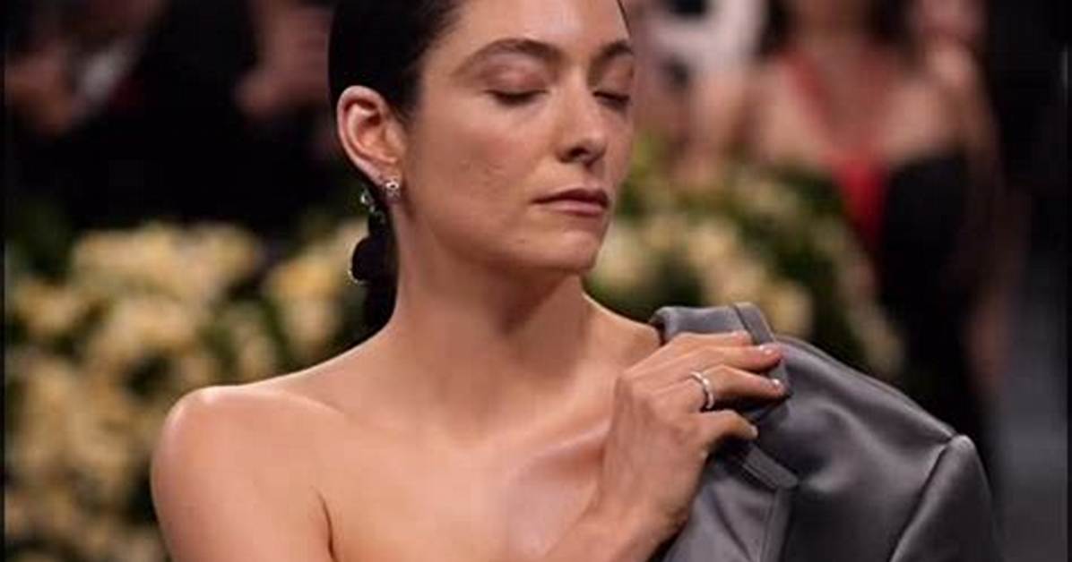 Lorde Wears Minimal Makeup & Is Adorned with Gold Flowers for Gorgeous ‘Vogue’ Cover