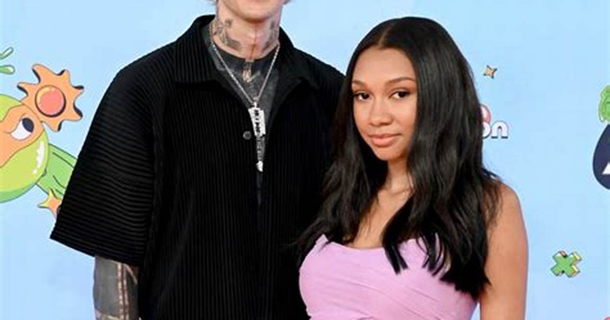 Machine Gun Kelly Holds Hands with Daughter Casie in Italy: Photo – Hollywood Life