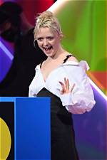 Maisie Williams Is Unrecognizable with New Blonde Hair & Eyebrows Next to Taylor Swift at Brit Awards