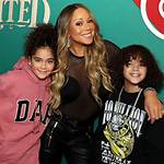 Mariah Carey’s Kids Dancing at Macy’s Thanksgiving Day Parade: Video – Hollywood Life