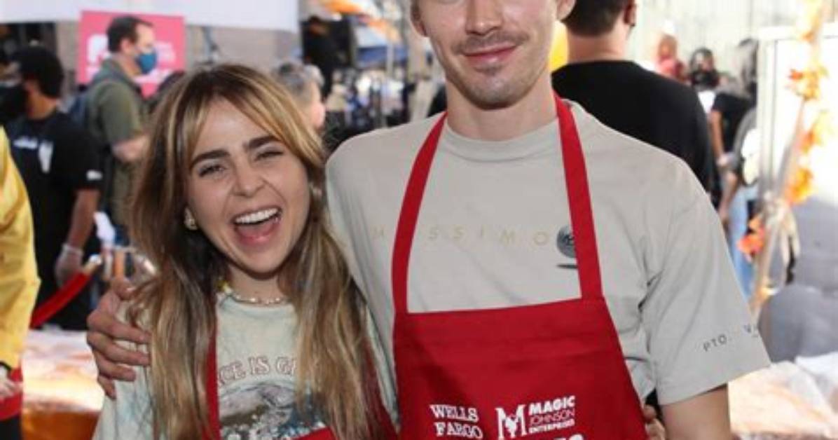 Miles Heizer, Mae Whitman & More Together — Pic – Hollywood Life