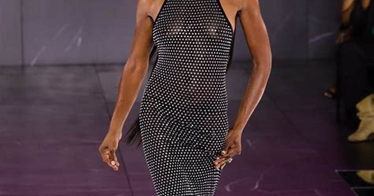 Naomi Campbell’s Sheer Black Dress at London Fashion Week: Photos – Hollywood Life