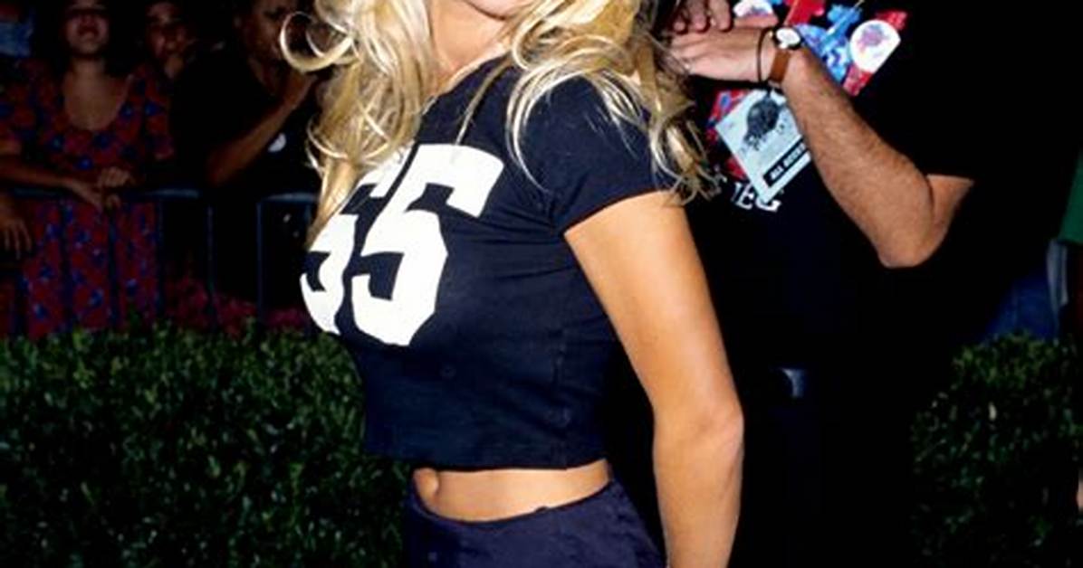 Pamela Anderson’s Hottest Outfits: Photos – Hollywood Life