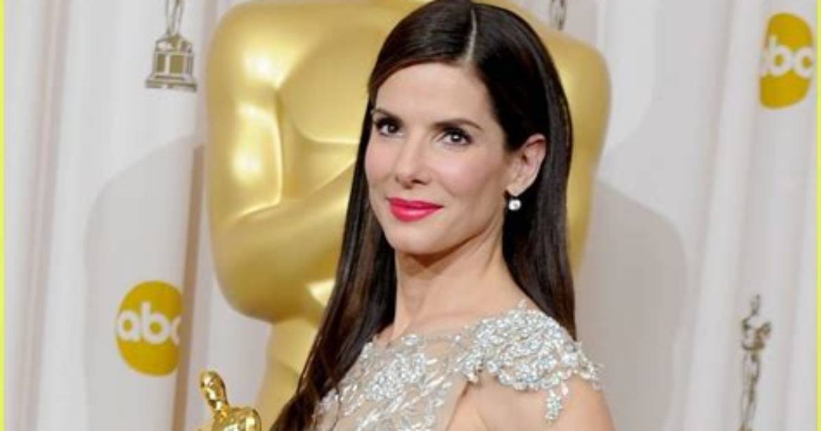 [Photos] Sandra Bullock’s Oscar Dress — Wows in Deep Blue Gown – Hollywood Life
