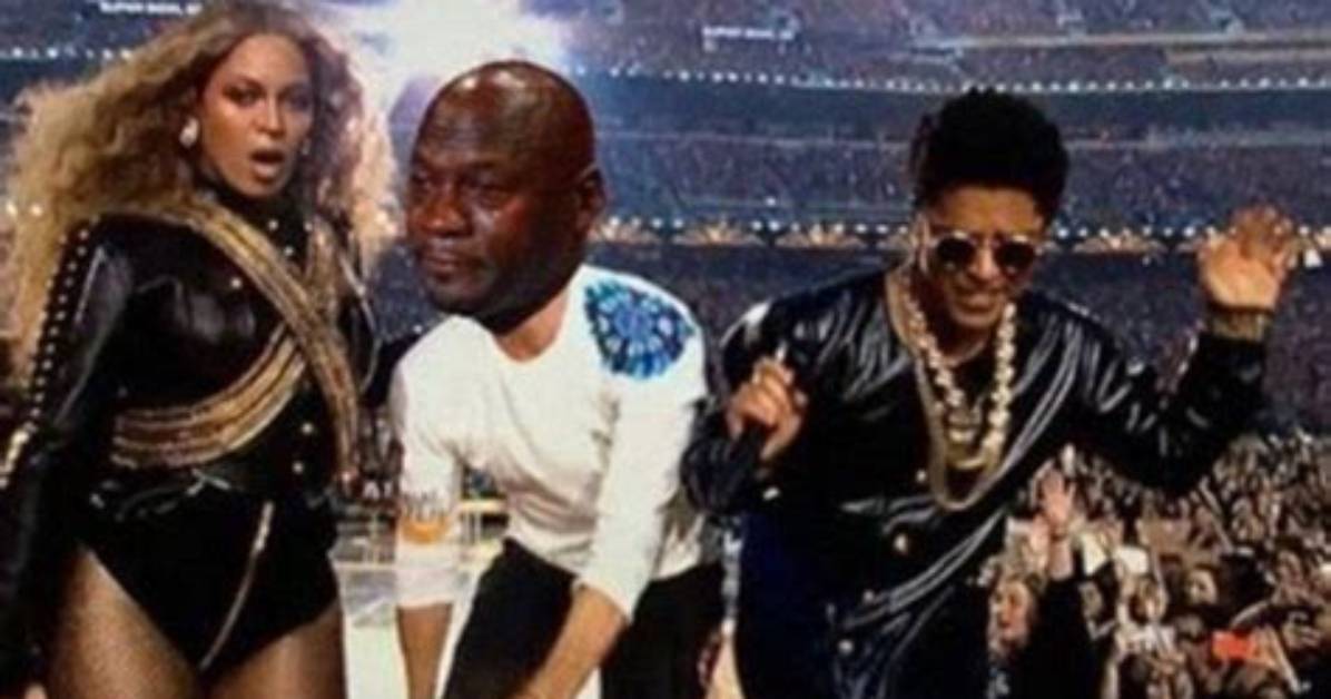 [Pics] Chris Martin Super Bowl Memes from Halftime Show — Hilarious Tweets – Hollywood Life