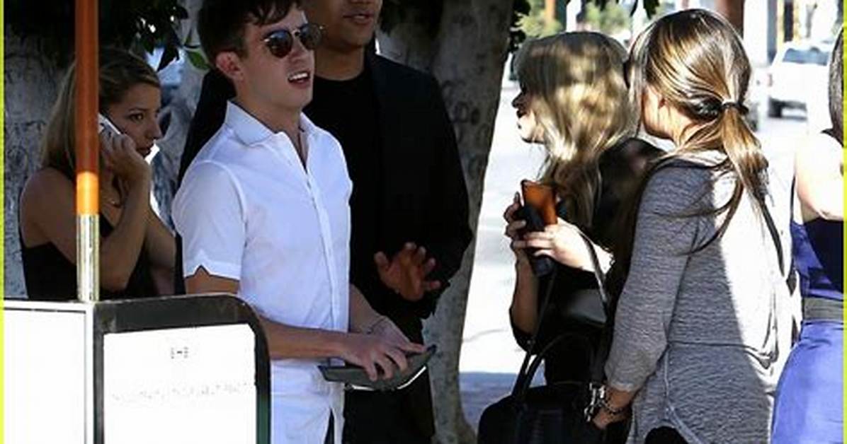 [Pics] Cory Monteith Memorial — Photos of ‘Glee’ Cast Embracing After Service – Hollywood Life