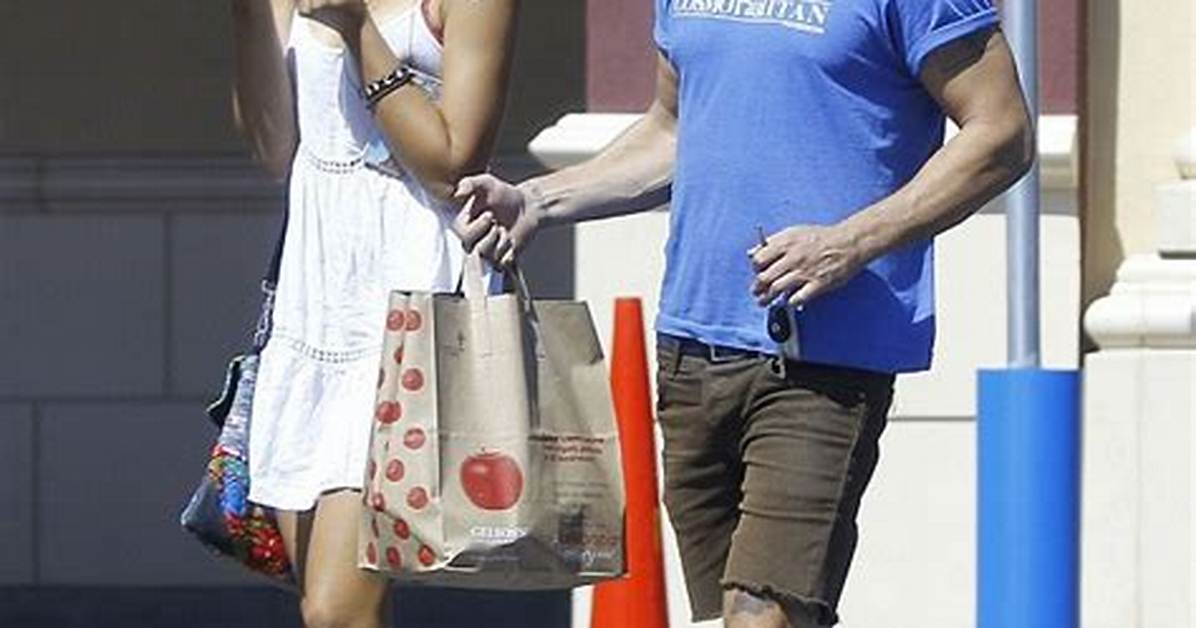 [Pics] Sasha Lane & Shia Labeouf Dating? See Pda Pics of Co-Stars Holding Hands – Hollywood Life